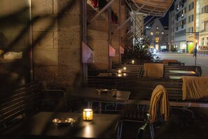 2 bars/lounges, rooftop bar