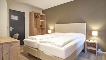 Kamar Double Basic | Brankas, meja kerja, ruang kerja ramah laptop, dan tirai kedap cahaya