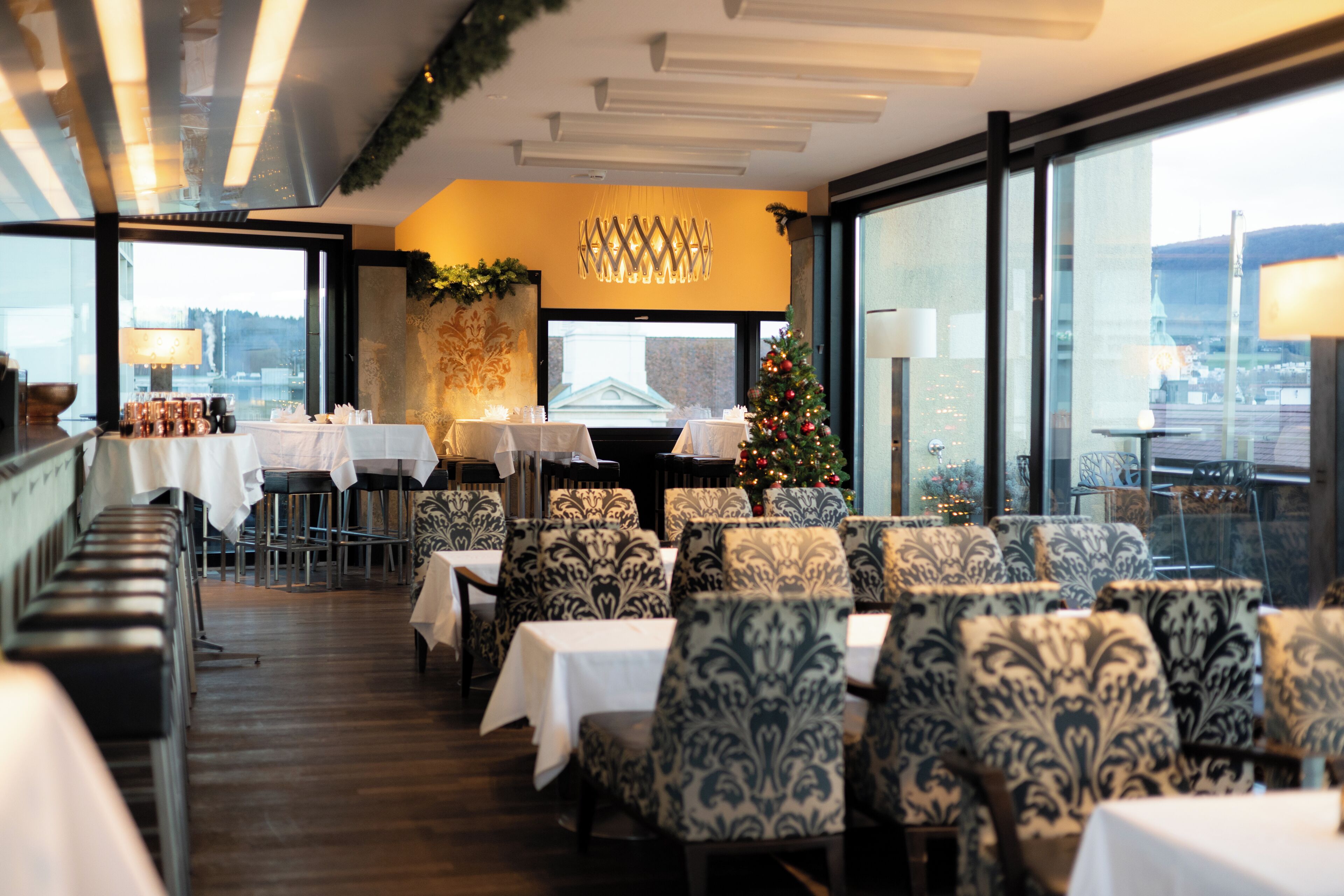 2 bars/lounges, rooftop bar