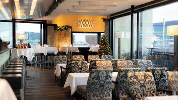 2 bars/lounges, rooftop bar