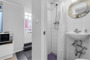 Studio Arnar | Bathroom - Reykjavik101suites (Reykjavík)