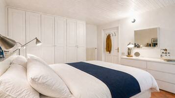 3 bedrooms, iron/ironing board, travel crib, free WiFi