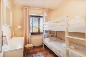 A bunk bed room with a desk, a chair, and a window with curtains. - Villa in Massa Lubrense with 3 bedrooms sleeps 6 (Massa Lubrense)