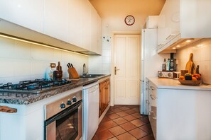 Kylskåp, mikrovågsugn, ugn och spishäll