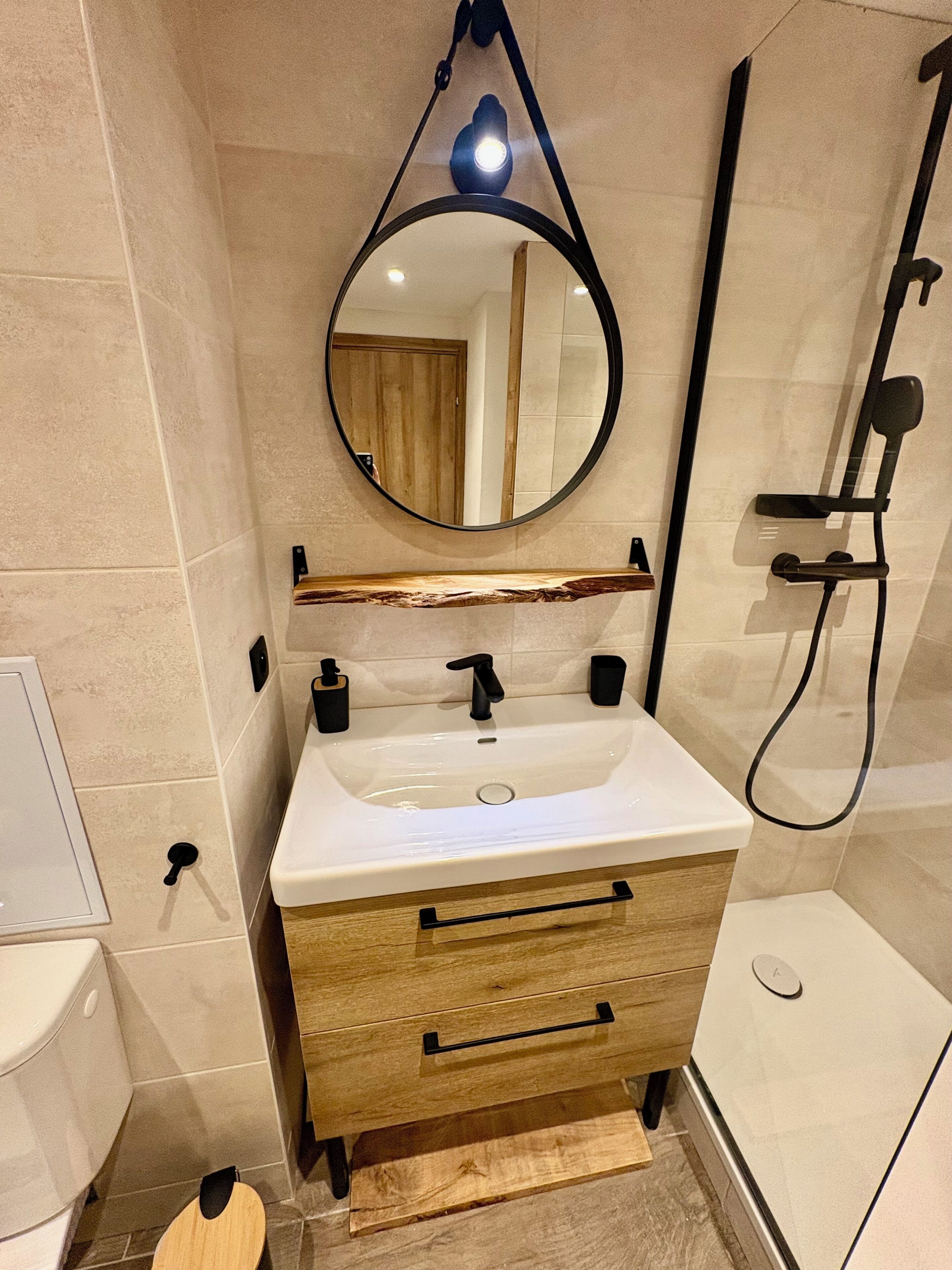 Douche, articles de toilette écologiques, sèche-cheveux, savon