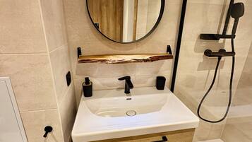 Douche, articles de toilette écologiques, sèche-cheveux, savon