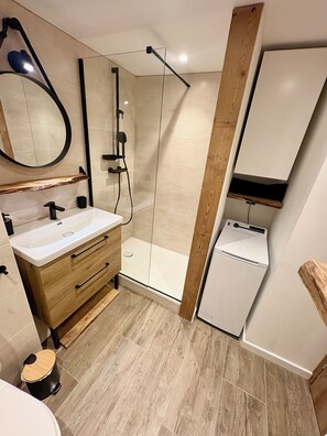 Regadera, amenidades de baño ecológicas, secadora de cabello, jabón 