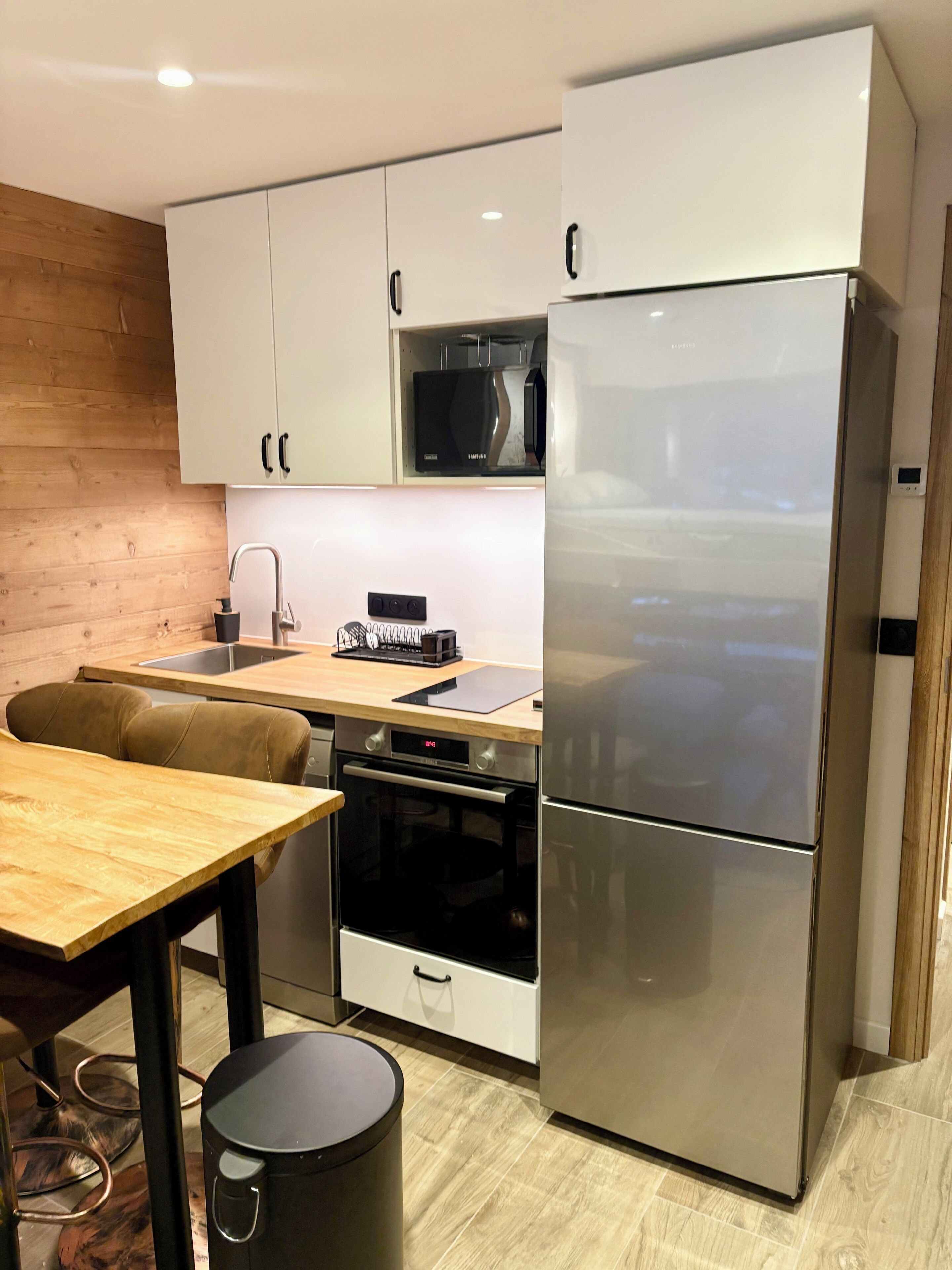 Cafetera/tetera, refrigerador, microondas, horno