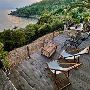 Outdoor dining - Beautiful Villa Apartment by the Sea with Garden & Deck. (Kanapitsa)