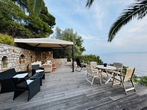 Outdoor dining - Beautiful Villa Apartment by the Sea with Garden & Deck. (Kanapitsa)