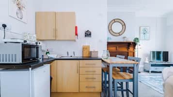 Refrigerador, microondas y utensilios de cocina