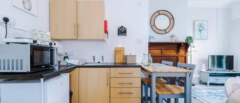 Refrigerador, microondas, utensilios de cocina