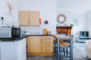 Kylskåp, mikrovågsugn och grytor/köksredskap