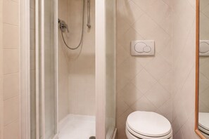 Douche, sèche-cheveux, bidet, serviettes fournies