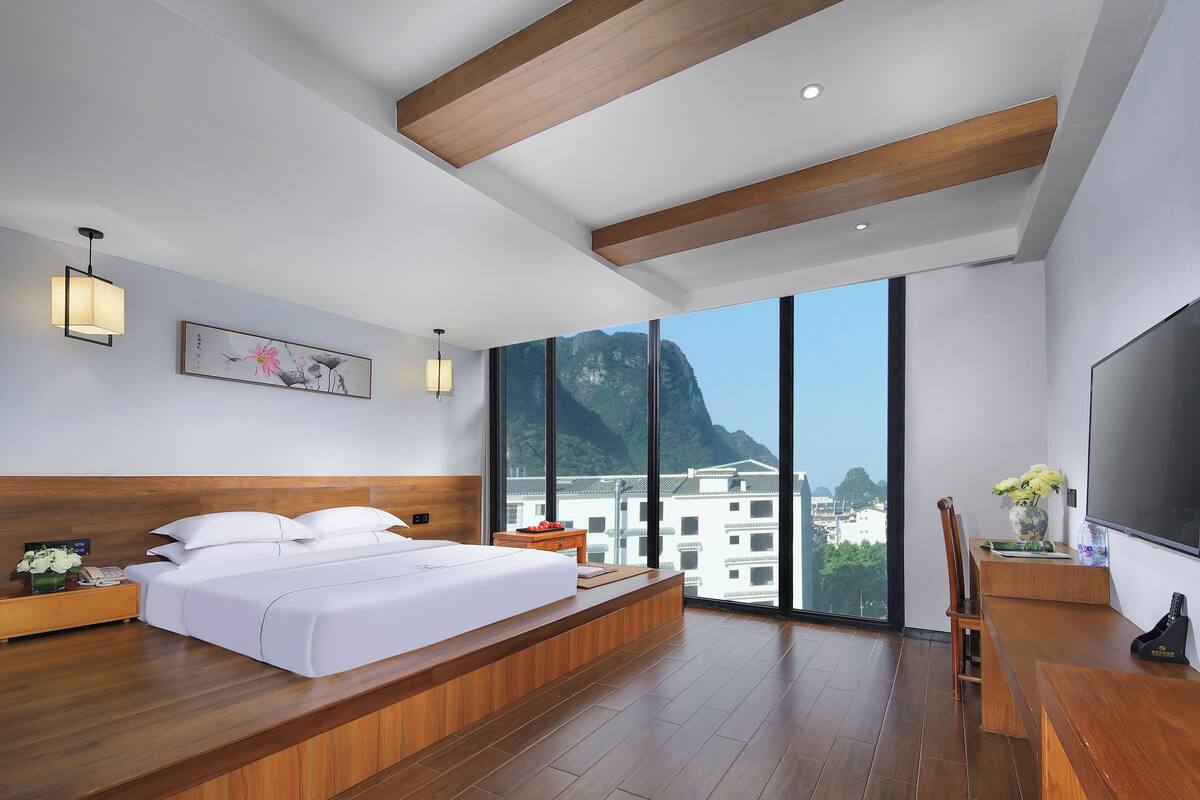 Luxury Double Room, 1 Queen Bed | Desk, laptop workspace, blackout drapes, free WiFi