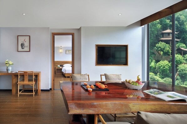 Luxury Suite, 1 Queen Bed, Refrigerator, Hill View | Dining | Lunch and dinner served