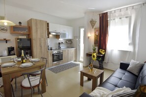 A modern apartment with a dining area, kitchen, and living room. - Comfortable stay near Umag center (Umag)