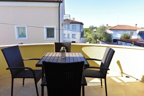 Outdoor dining - Apartment with terrace near Umag beach (Umag)