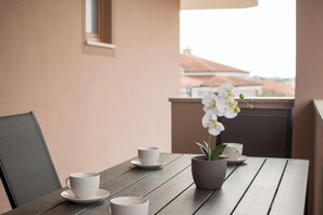 Outdoor dining - Peaceful apartment with private terrace (Umag)