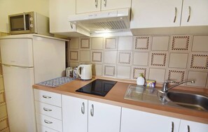 Fridge, microwave, stovetop, coffee/tea maker - Quiet stay with garden view (Umag)