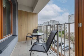 Property grounds - Modern Apartment | Balcony and Workspace (Warszawa)