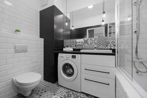Shower, hair dryer, towels, shampoo - Modern Apartment | Balcony and Workspace (Warszawa)