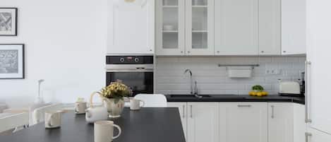 Cafetera y tetera, refrigerador, horno y parrilla de estufa