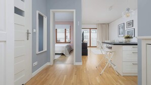 A modern apartment with a kitchen, dining area, and a bedroom. - Modern Apartment | Balcony and Workspace (Warszawa)