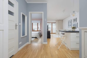 A modern apartment with a kitchen, dining area, and a bedroom. - Modern Apartment | Balcony and Workspace (Warszawa)