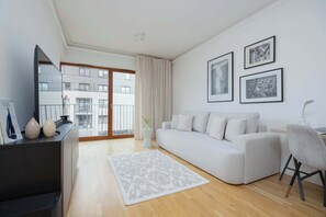 TV, offices - Modern Apartment | Balcony and Workspace (Warszawa)
