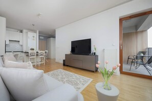 TV, offices - Modern Apartment | Balcony and Workspace (Warszawa)