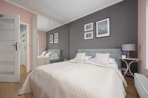 1 bedroom, desk, iron/ironing board, travel cot - Modern Apartment | Balcony and Workspace (Warszawa)