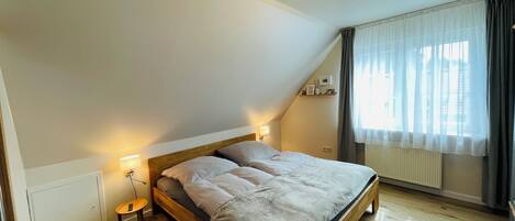 2 bedrooms, travel cot, WiFi, bed sheets