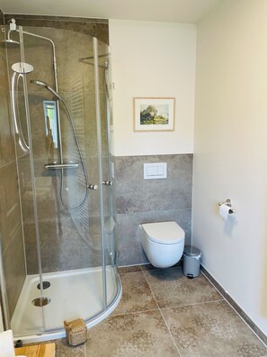 Dusche, Haartrockner, Handtücher