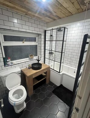 SĂšche-cheveux, serviettes fournies, savon, papier toilette