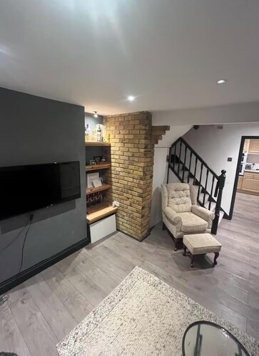 Stylish 2-Bed House, Private Garden & Parking, Close to Rayleigh
