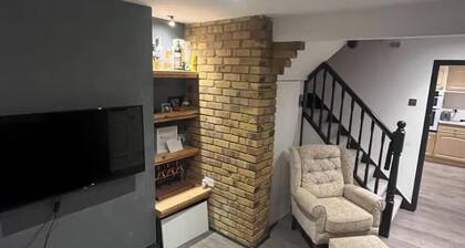 Stylish 2-Bed House, Private Garden & Parking, Close to Rayleigh