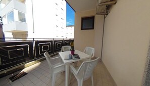 Outdoor dining - A few steps from the beach in Lignano with balcony (Lignano Sabbiadoro)