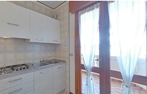 Kühlschrank, Mikrowelle, Herdplatte, Kochgeschirr/Geschirr/Besteck