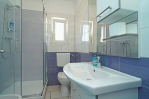 Dusche, Haartrockner, Bidet, Handtücher