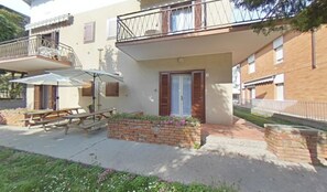 Outdoor dining - Nice 2-bedroom flat with common garden (Lignano Sabbiadoro)