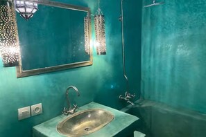 Shower, towels, toilet paper - Paradise Riad in Marrakech Medina with Rooftop Terrace, sleeps 12 (Marrakech)