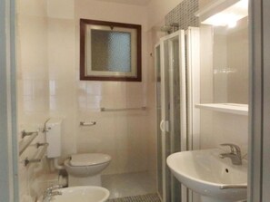 Shower - Prime beachside apartment (Lignano Sabbiadoro)