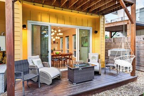 Outdoor dining - East Austin Retreat • Firepit Near Downtown + Nightlife | Govalle Glow (Austin)