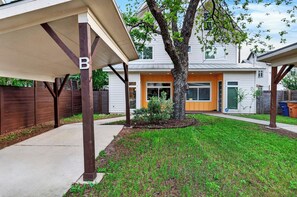Exterior - East Austin Retreat • Firepit Near Downtown + Nightlife | Govalle Glow (Austin)