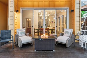 Outdoor dining - East Austin Retreat • Firepit Near Downtown + Nightlife | Govalle Glow (Austin)