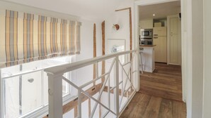 Una cocina moderna con electrodomésticos integrados y piso de madera.