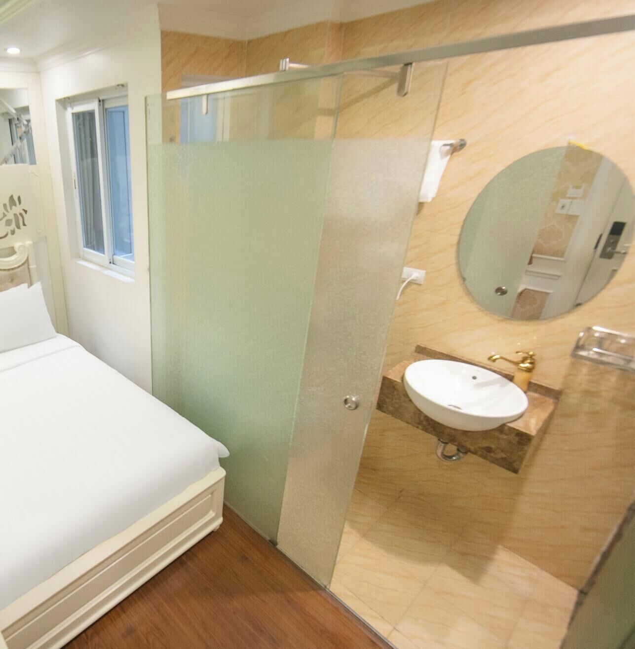 Chambre Simple | Salle de bain | Douche, sèche-cheveux, chaussons, serviettes fournies