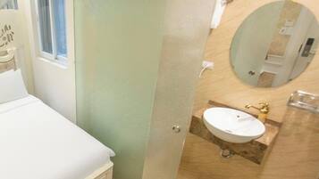 Chambre Simple | Salle de bain | Douche, sĂšche-cheveux, chaussons, serviettes fournies