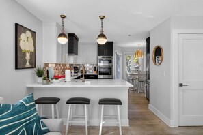 Kaffetrakter/tekoker, kjøleskap, mikrobølgeovn og ovn